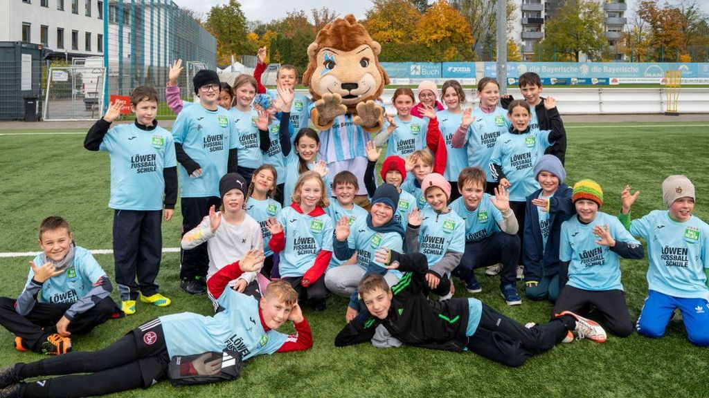 Gruppenbild der Gewinnerklasse des BallHelden-Trainingstags in der Löwen-Fußballschule mit dem Maskottchen des TSV 1860 München; Foto: Fotostudio Roeder Gruppenbild der Gewinnerklasse des BallHelden-Trainingstags in der Löwen-Fußballschule mit dem Maskottchen des TSV 1860 München; Foto: Fotostudio Roeder