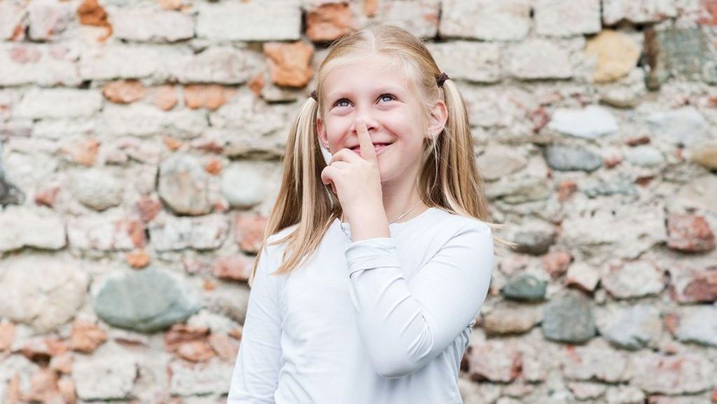 Bild: Kinder ticken nicht nach Fächern, sondern sie fragen sich: Wie entsteht ein Regenbogen? Warum fallen Blätter vom Baum? Den Kindern ist es egal, ob das Physik, Chemie oder Biologie ist. Sie wollen Phänomene verstehen. Ein moderner Lehrplan muss diesem Bedürfnis gerecht werden. 