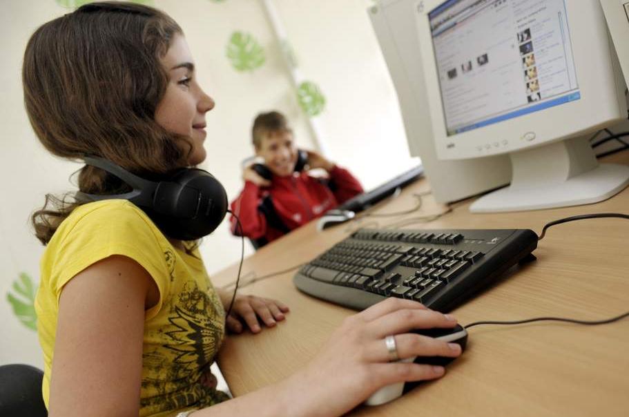 Digitalisierung in der Schule Schülerin am Computer
