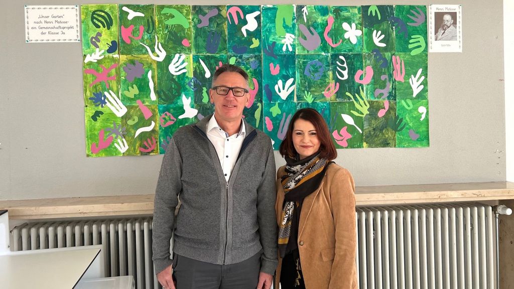 Andreas Spatz, Schulleiter der Grundschule Jettingen-Scheppach, und Sabine Bösl, Leiterin der Abteilung Schul- und Bildungspolitik im BLLV; Foto: Ruth Kähler