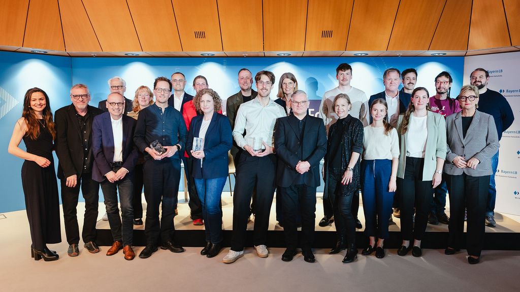 Beteiligte und Preisträger:innen 2026 gemeinsam auf der Bühne (Bild: Max Beck)