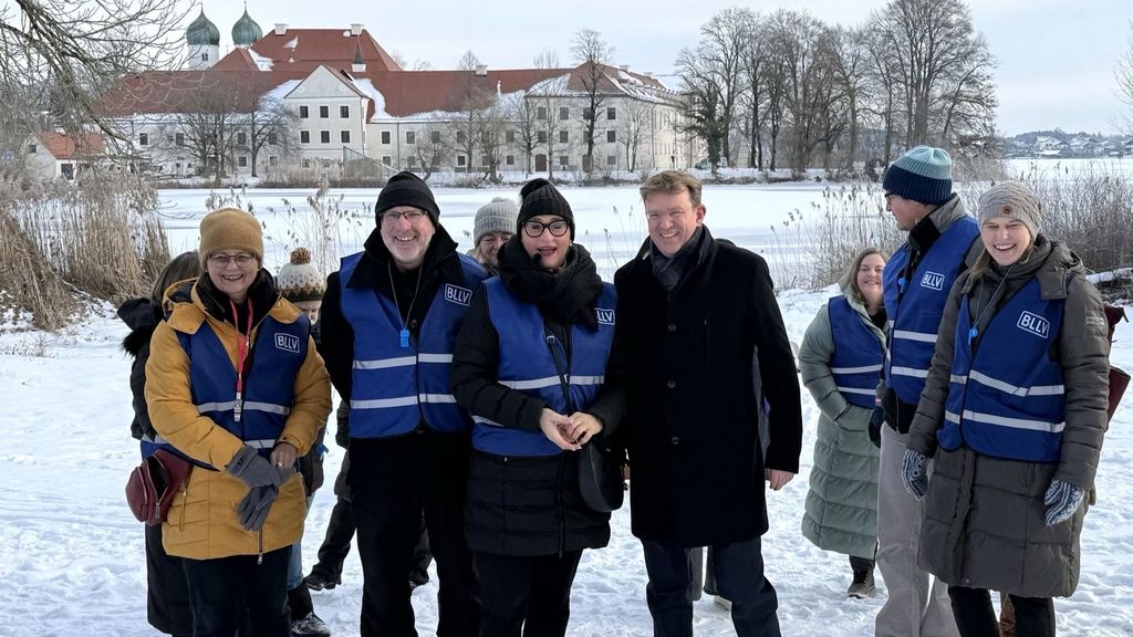 Reinhard Brandl, Mitglied des Deutschen Bundestages (4. v.l.) im Gespräch mit BLLV-Präsidentin Simone Fleischmann, dem 1. Vizepräsidenten des BLLV Gerd Nitschke und weiteren BLLV-Vertreter:innen