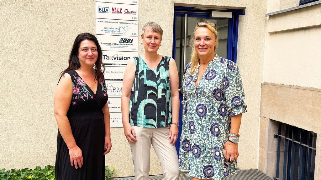 Sandra Schäfer (re.) und Claudia Nußmann (li.) vom Referat GLEICHBERECHTIGT! im BLLV mit der Gleichstellungsbeauftragten der Stadt Nürnberg, Hedwig Schouten. (Foto: privat)