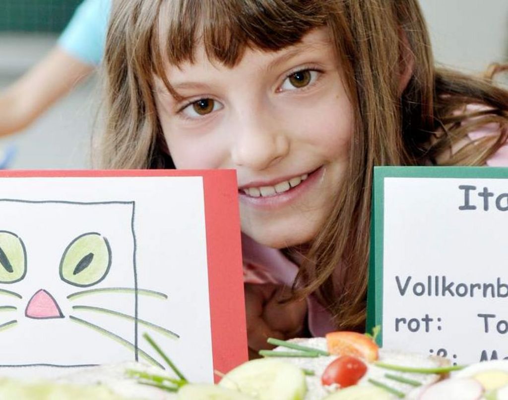 denkbar-R_Modellprojekt_Katzenbrot mit Mädchen