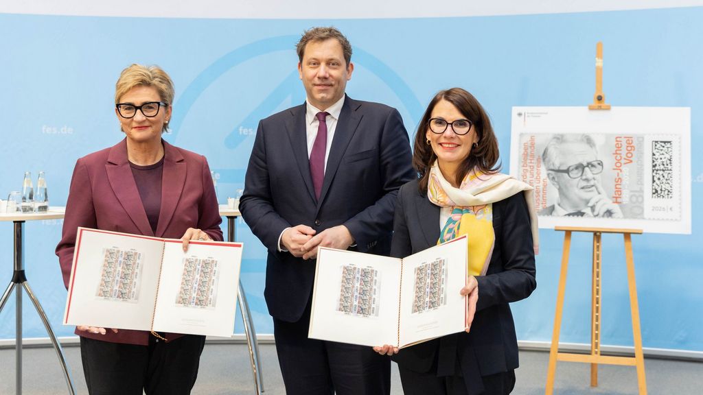 BLLV-Präsidentin Simone Fleischmann, Bundesminister der Finanzen Lars Klingbeil, Rita Schwarzelühr-Sutter vom Kuratorium der Friedrich-Ebert-Stiftung (v.l.n.r.) Bild: Urheber: Friedrich-Ebert-Stiftung/bundesfoto-Kurc