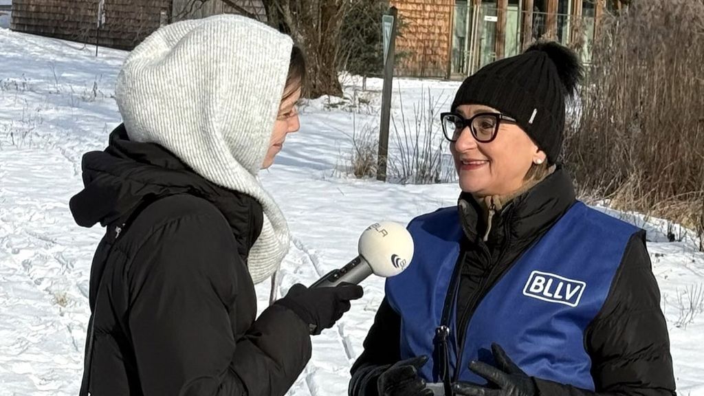 BLLV-Präsidentin Simone Fleischmann im Dialog mit einer Journalistin.