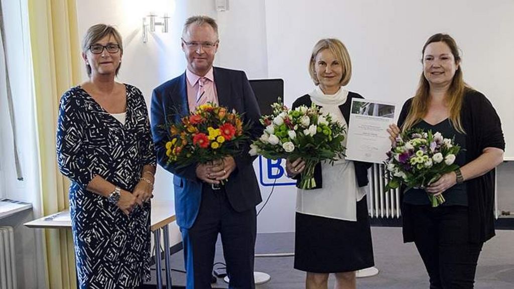 BLLV-Präsidentin Simone Fleischmann mit den Preisträgern (von links): Grundschulrektor Edgar Mayer, Prof. Klaudia Schultheis und wissenschaftliche Mitarbeiterin Dr. Petra Hiebl Rektor 