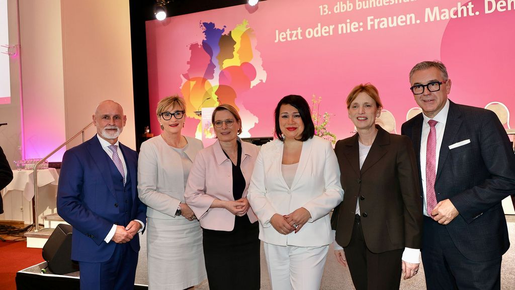 Volker Geyer, Bundesvorsitzender des dbb; Simone Fleischmann, Stellvertretende dbb Bundesvorsitzende; Dr. Stefanie Hubig, Bundesjustizministerin; Milanie Kreutz, Stellvertretende dbb Bundesvorsitzende; Karin Prien, Bundesfrauenministerin; Andreas Hemsing, Zweiter Vorsitzender und Fachvorstand Tarifpolitik dbb (v.l.n.r.) Foto: Marco Urban