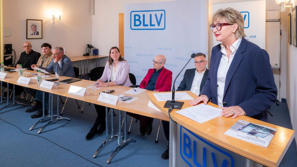 v.l.n.r.: Robert Schwarzenböck, Teamleiter Kommunikation beim BLLV; Mustafa Çakmak, Student Lehramt Gymnasium; Dr. Fritz Schäffer, BLLV-Experte und Seminarlehrer für Geschichte am Christoph-Scheiner-Gymnasium in Ingolstadt; Tamara Thum, Gymnasiallehrerin und stv. Leiterin der Fachgruppe Gymnasium im BLLV und Mitglied im BLLV-Landesvorstand; Roland Kirschner, Gymnasiallehrer, Schulpsychologe und Leiter der Fachgruppe Gymnasium im BLLV; Dr. Matthias Schickel, Schulleiter des Katharinen-Gymnasiums Ingolstadt und Simone Fleischmann, Präsidentin des BLLV