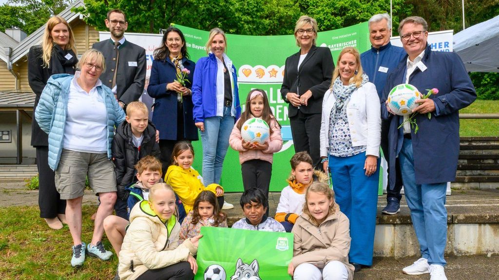 v.l.n.r.: BLLV-Kreisvorsitzende in Starnberg Katharina Baur, Lehrerin der Grundschule Starnberg Wiltrud Günther, Bürgermeister in Starnberg Patrick Janik, Leiterin des staatlichen Schulamts Starnberg Manuela Hollweg, Kultusministerin Anna Stolz, BLLV-Präsidentin Simone Fleischmann, Leiterin der Grundschule Starnberg Nicole Bannert, BFV-Vizepräsident und stellvertretender Vorsitzender der Sozialstiftung des BFV Reinhold Baier, Vorstand der Versicherung „die Bayerische“ Martin Gräfer; 
Foto: Sebastian Dürst
