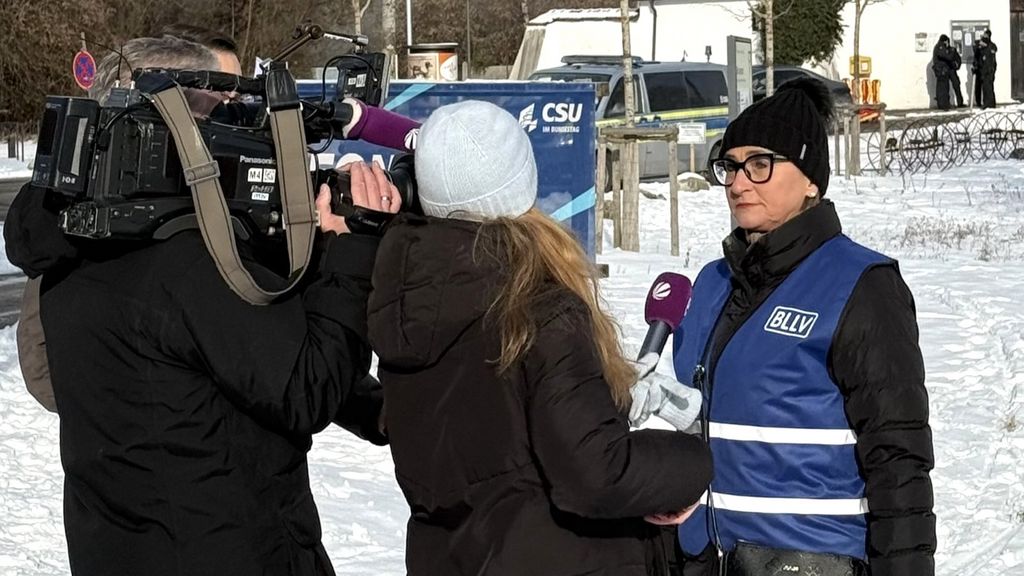 BLLV-Präsidentin Simone Fleischmann im Gespräch mit einer Journalistin.
