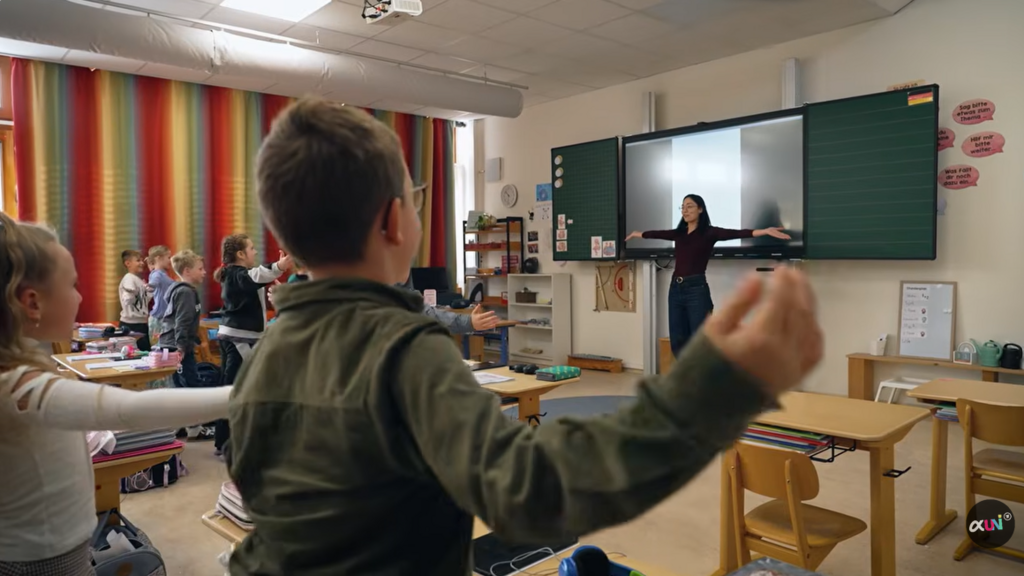 Lehramtsstudentin Ebru bei einer Englischstunde in einer dritten Klasse. Bildrechte: BR.