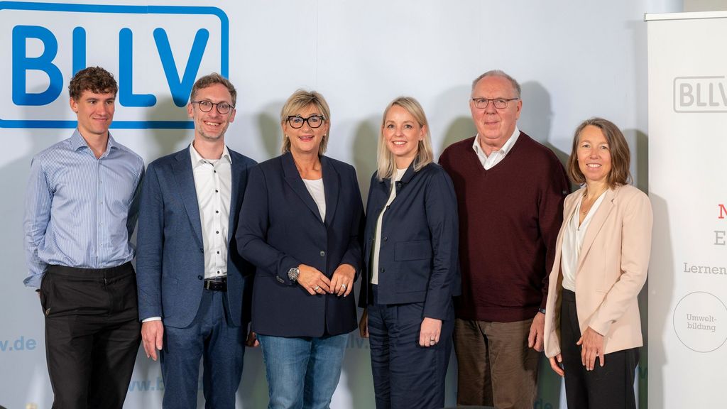 Gemeinsam stark für BNE: Felix Audebert (ehemaliger Schülersprecher der Gymnasien in Bayern), Prof. Dr. Andreas Eberth (Professor für Geographie mit Schwerpunkt Bildung für Nachhaltige Entwicklung an der Universität Passau und Bundesvorsitzender des Hochschulverbands für Geographiedidaktik (HGD) e.V.), BLLV-Präsidentin Simone Fleischmann, Michaela Würdinger-Gaidas (Studienrätin Grundschule, Fachberaterin für Bildung für nachhaltige Entwicklung, Mitglied im BNE-Team Bayern des Kultusministeriums, abgeordnete Lehrkraft an die Universität), Werner Grabl (Schulamtsdirektor a.D., ehemaliger Leiter der Fachgruppe Schulverwaltung im BLLV und Mitglied im Leitungsteam der Initiative „Bildung für nachhaltige Entwicklung (BNE) macht Schule – Netzwerk Zukunft Passau“) und Antje Radetzky (Leiterin der Abteilung Berufswissenschaft im BLLV und Leiterin der Grundschule und Mittelschule Kiefersfelden) (v.l.n.r.)