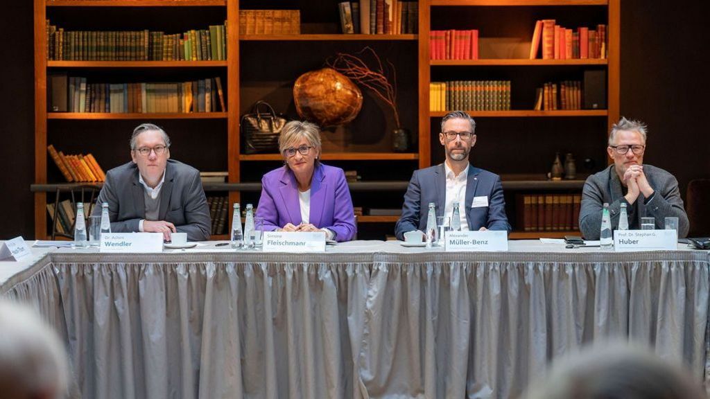 Bild: (v.l.n.r.) Moderator Achim Wendler, BLLV-Präsidentin Simone Fleischmann, Alexander Müller-Benz (Versicherungsgruppe die Bayerische), Stephan G. Huber (PH Zug).