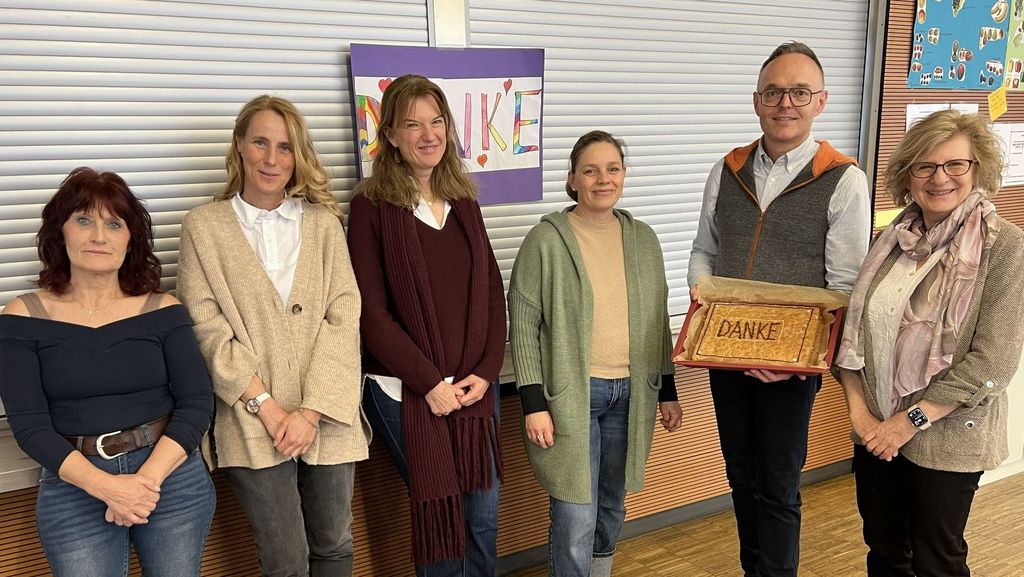 v. l. n. r. Manuela Angerer Frühstückslotsin, Sonja Schlecht, Büroteam; Christine Eberle, Sonderschulkonrektorin; Frau Betz, Christian Karlinger, Sonderschulrektor; Sieglinde Stanzl, denkbar