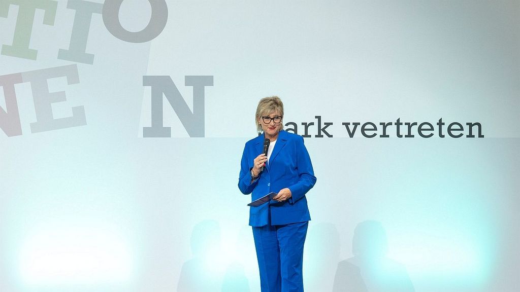 BLLV-Präsidentin Simone Fleischmann verleiht den Bayerischen Pädagogikpreis 2025
