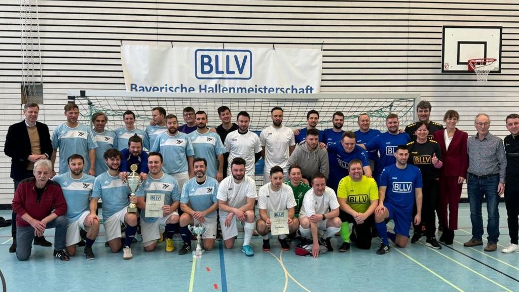 zeigt v. li. n. re.: BLLV-Meister Schwabach, Zweiter Neuling Kehlheim, Dritter Veranstalter Hof mit ( steh. li.) Landrat Oliver Bär und( steh. 3., 4. und 5. v. re.) OB Eva Döhla, BLLV-Bezirksvorsitzender Henrik Schödel und KV-Vorsitzende Jutta Beer. zeigt v. li. n. re.: BLLV-Meister Schwabach, Zweiter Neuling Kehlheim, Dritter Veranstalter Hof mit ( steh. li.) Landrat Oliver Bär und( steh. 3., 4. und 5. v. re.) OB Eva Döhla, BLLV-Bezirksvorsitzender Henrik Schödel und KV-Vorsitzende Jutta Beer.