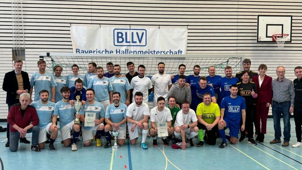 zeigt v. li. n. re.: BLLV-Meister Schwabach, Zweiter Neuling Kehlheim, Dritter Veranstalter Hof mit ( steh. li.) Landrat Oliver Bär und(  steh. 3., 4. und 5. v. re.) OB  Eva Döhla, BLLV-Bezirksvorsitzender Henrik Schödel und KV-Vorsitzende Jutta Beer.