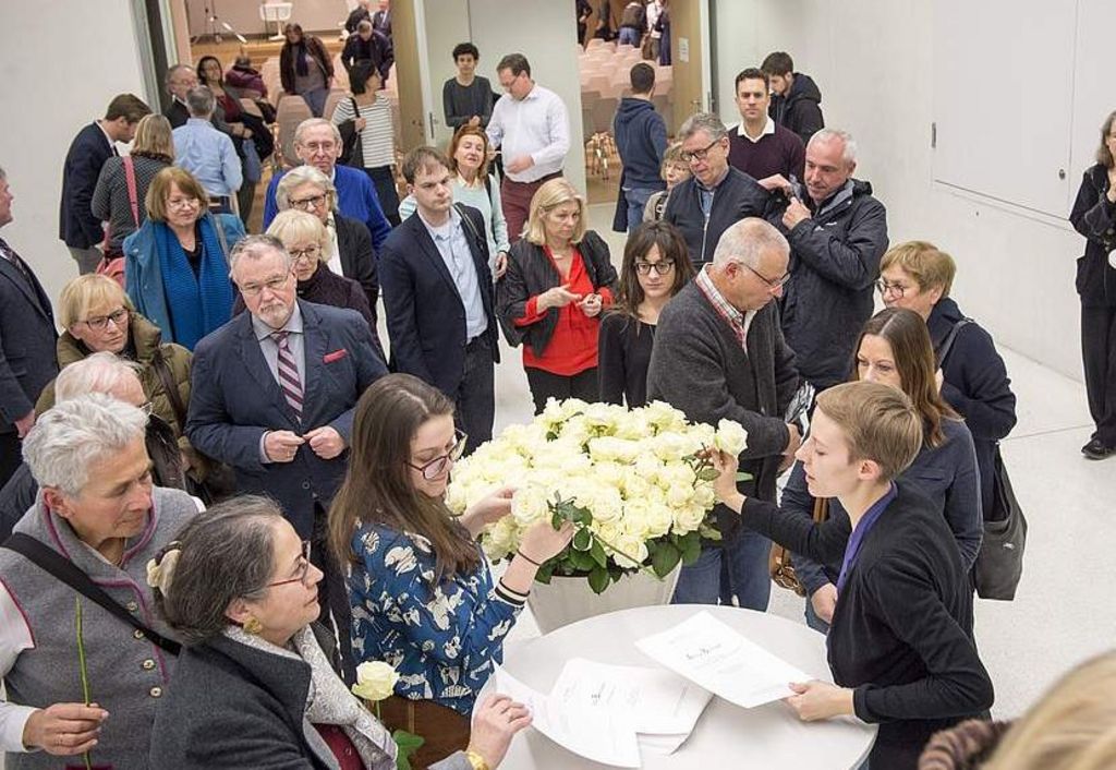 Jeder Besucher erhielt eine Rose zum Gedenken