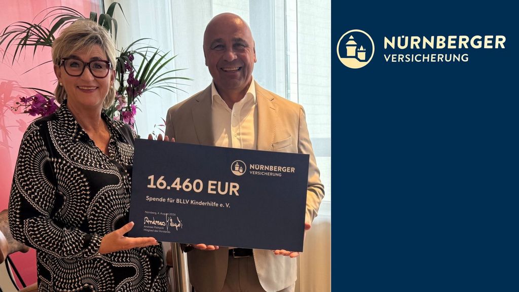 Simone Fleischmann, Präsidentin des BLLV, und Andreas Politycki, Vertriebs- und Marketingvorstand der NÜRNBERGER Versicherung