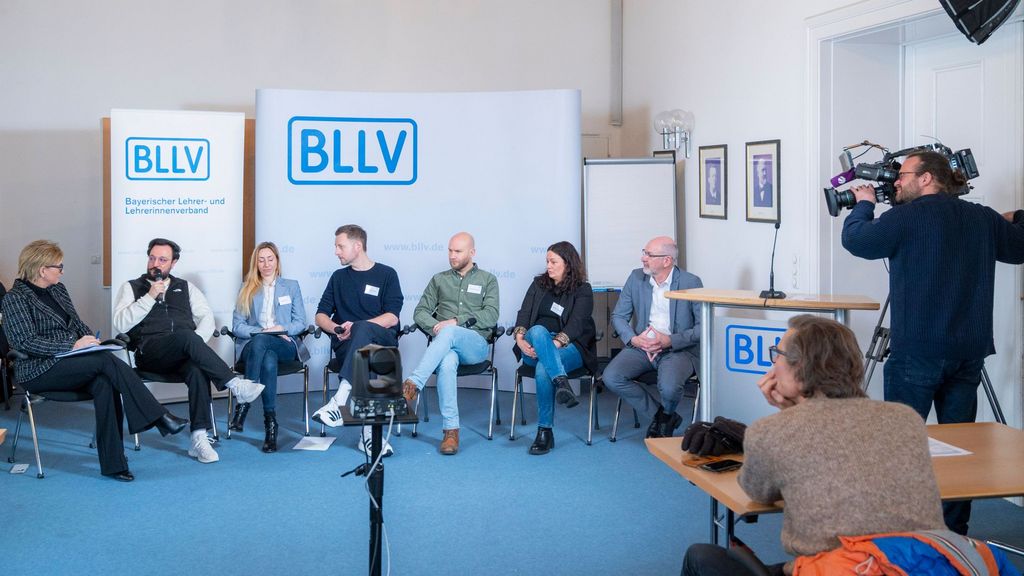 BLLV-Pr&auml;sidentin Simone Fleischmann, Referendar Florian Hierl, Klassenlehrerin Meike Fuchs, Rektor Florian Schmidt, F&ouml;rderlehrer Christian Karrasch, Fachlehrerin Barbara Schneider und der 1. Vizepr&auml;sident des BLLV Gerd Nitschke (v.l.n.r.)