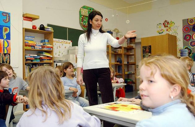 Lehrerin im Klassenzimmer 