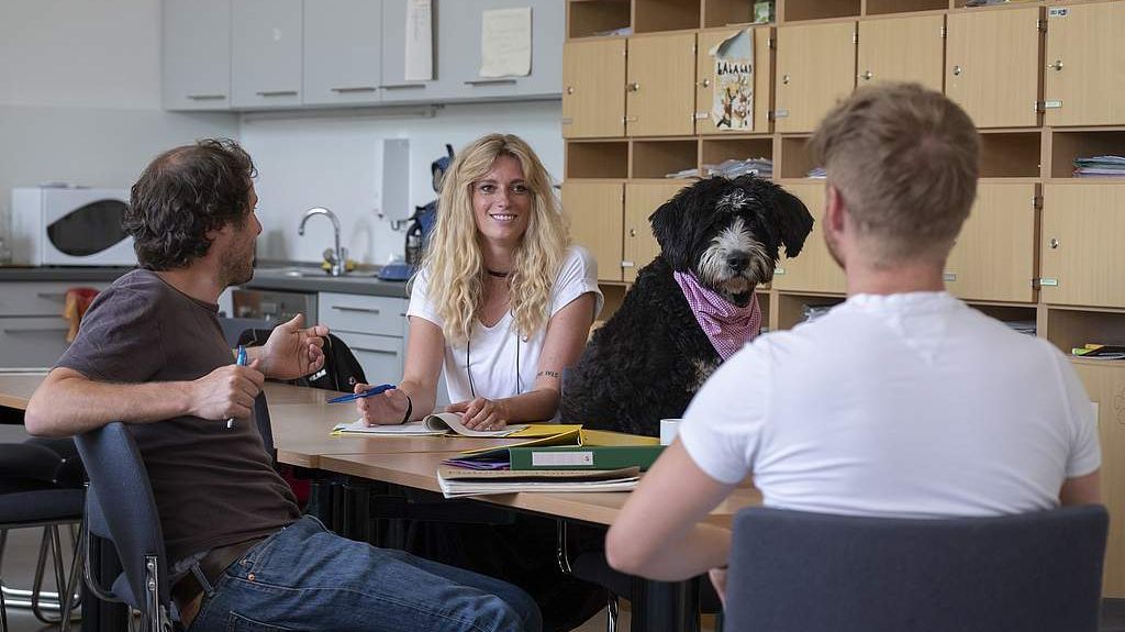 Lernen mit Schulhund: Tiergestützte Pädagogik ist ein neuer Ansatz der Inklusion