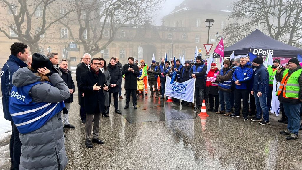 CSU-Fraktionsvorsitzender Klaus Holetscheck im Gespräch mit den Demonstrierenden