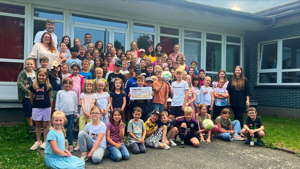 BallHelden Spendenübergabe an den 1. FC Waldstein durch Grundschule Weißdorf-Sparneck und Henrik Schödel © Foto: Andrea Pflug F