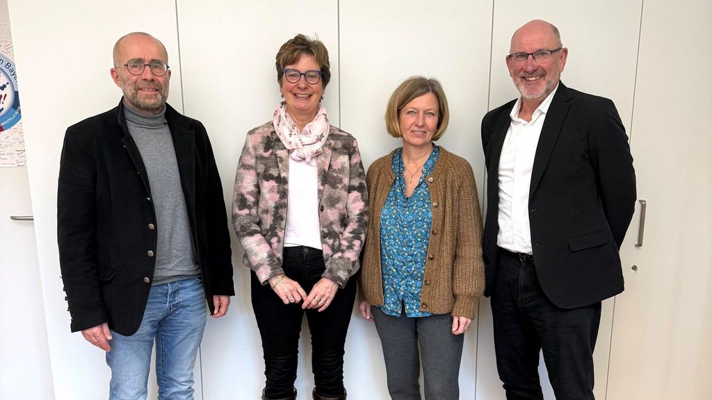 v.l.n.r.: Enno Hörsgen, stellvertretender Leiter der Fachgruppe Seminar im BLLV, Eva Schwab, Leiterin der Abteilung Grund- und Mittelschulen des StMUK, Barbara Schäfer, Vorsitzende der Fachgruppe Seminar im BLLV und Gerd Nitschke, 1. Vizepräsident des BLLV
