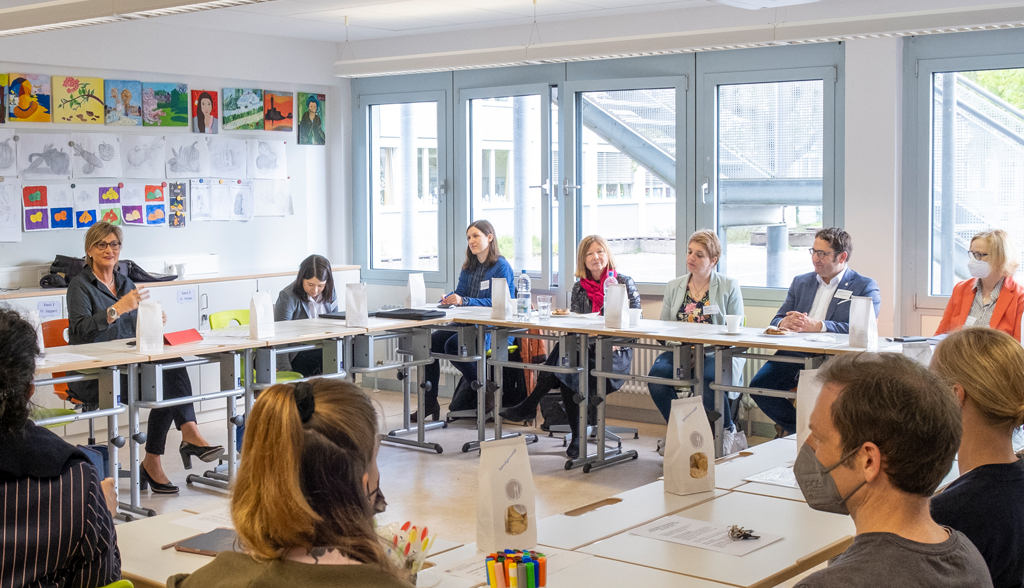 Bild: (v.r.n.l.) Annegret Harms (3. Bürgermeisterin von Unterschleißheim), Tobias Gotthardt (Freie Wähler), Anna Schwamberger (Grüne), Margit Wild (SPD). Links im Bild BLLV-Präsidentin Simone Fleischmann, neben ihr Laura Reif (FDP). 